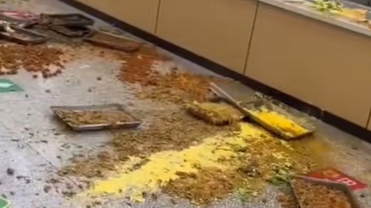 高校食堂阿姨吵架饭菜被打翻一地 学校:已暂停两名涉事人员工作