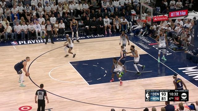 传的恰到好处！雷吉突破分球妙传空位的约基奇三分稳稳命中