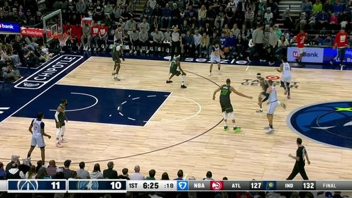 《NBA全场集锦》扛着大旗往里冲！乔治大踏步顶开防守强硬上篮打成2+1