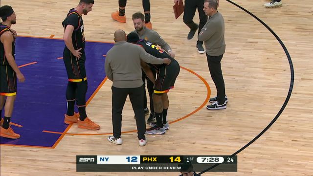 希望没有大碍！比尔命中高难度3+1后落地90度崴脚痛苦倒地