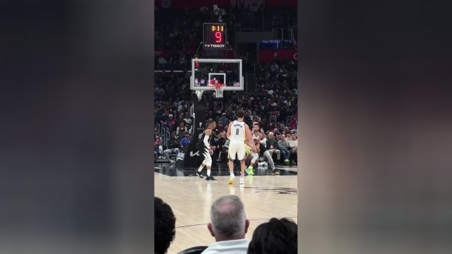 把客场打成了主场 现场观看库里进球一片欢呼