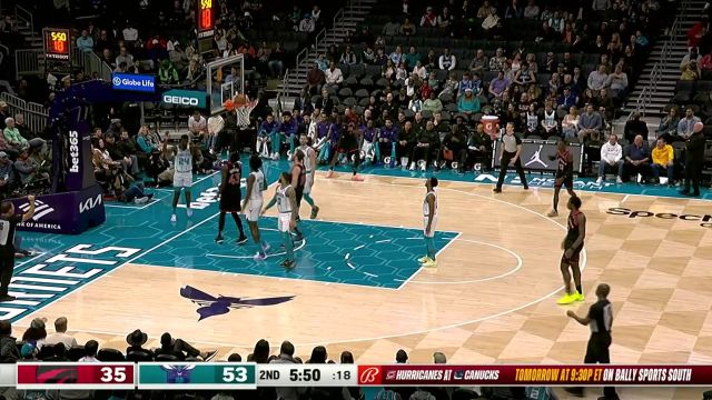 长驱直入无人可挡 西亚卡姆无视两人防守上篮建功