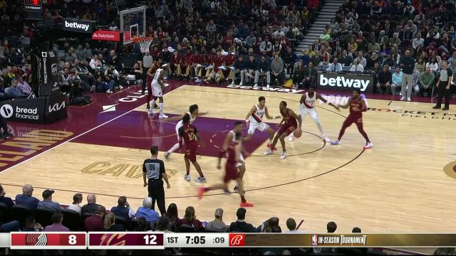 轻松写意！加兰小手一抖助莫布利扣篮得手