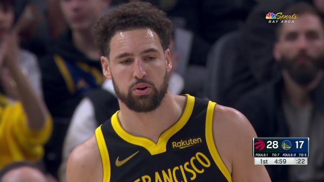 水花兄弟默契配合 库里助攻汤普森外线一箭穿心命中勇士第一记三分