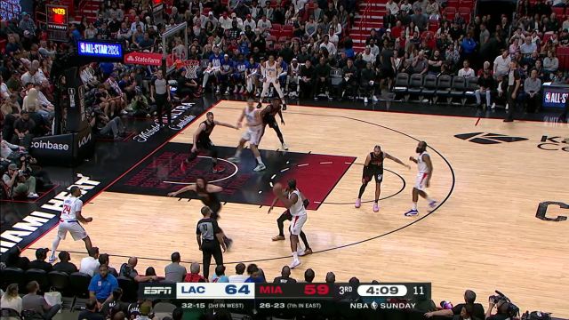 还好平安无事 鲍威尔撞倒小卡后者踉跄起身并无大碍