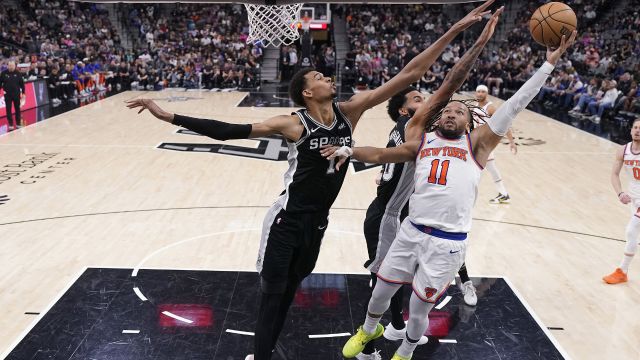 文班新高40+20+7 布伦森新高61+6马刺加时险胜尼克斯