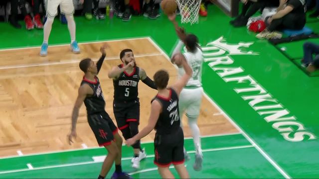 无惧对抗冲篮下 布朗闪转腾挪欧洲步上篮打进