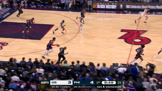 启动加速甩开防守 哈里斯长驱直入禁区上篮打进