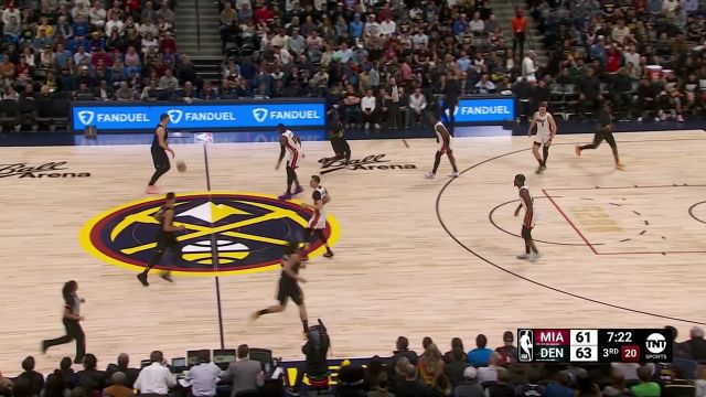 展示高端操作！约基奇潇洒背后传球助攻雷吉上篮轻取2分