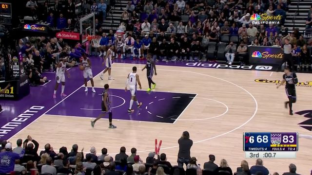 关键时刻不手软 蒙克强突内线无惧对抗压哨命中