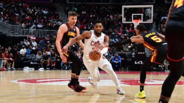 米切尔vs老鹰集锦 全场18+6+8末节连续两记中投定胜负