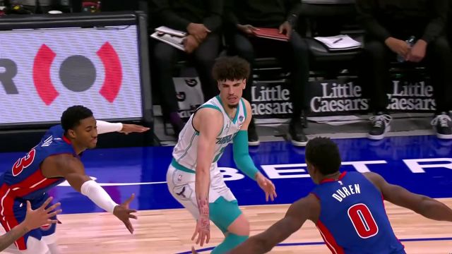 三球施展击地妙传 理查兹接球直杀篮下单手炸裂劈扣