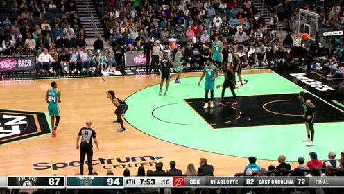 《NBA全场集锦》眼前一片开阔地！理查兹饿虎扑食暴力补扣得手