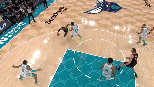 完全无惧对抗！巴雷特利用节奏强突篮下点飞防守打进2+1