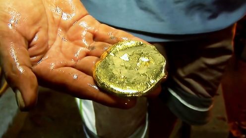 黄金岛矿工为一夜致富，下50米深矿井搏命挖金，随时可能被埋丨纪录片