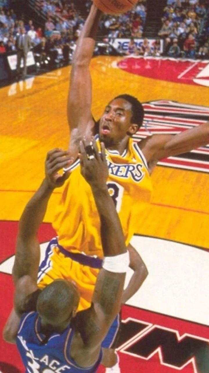 把队友吓坏了!18岁科比劈扣本华莱士 这球身体太舒展了