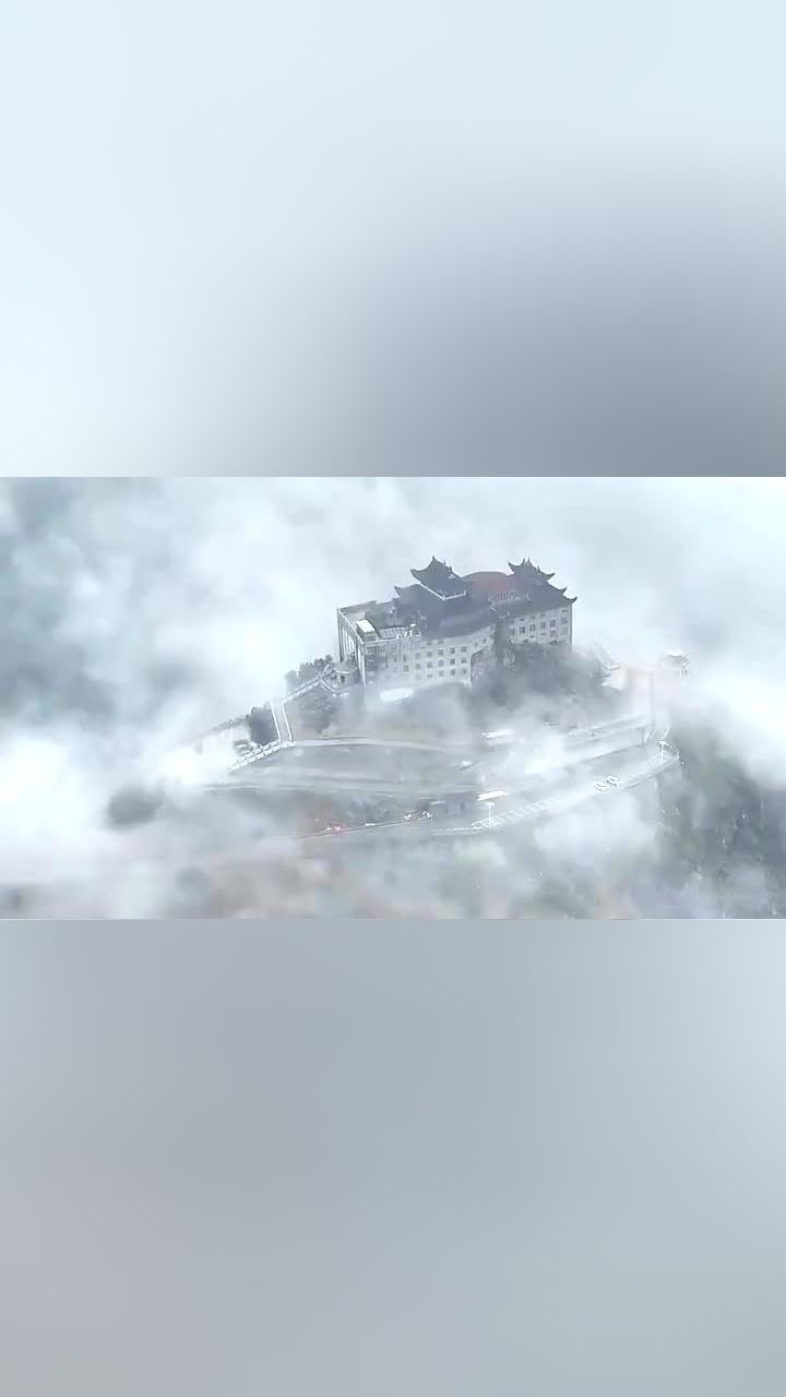 云雾缭绕的温州"小布达拉宫" 航拍丽岙芙蓉尖