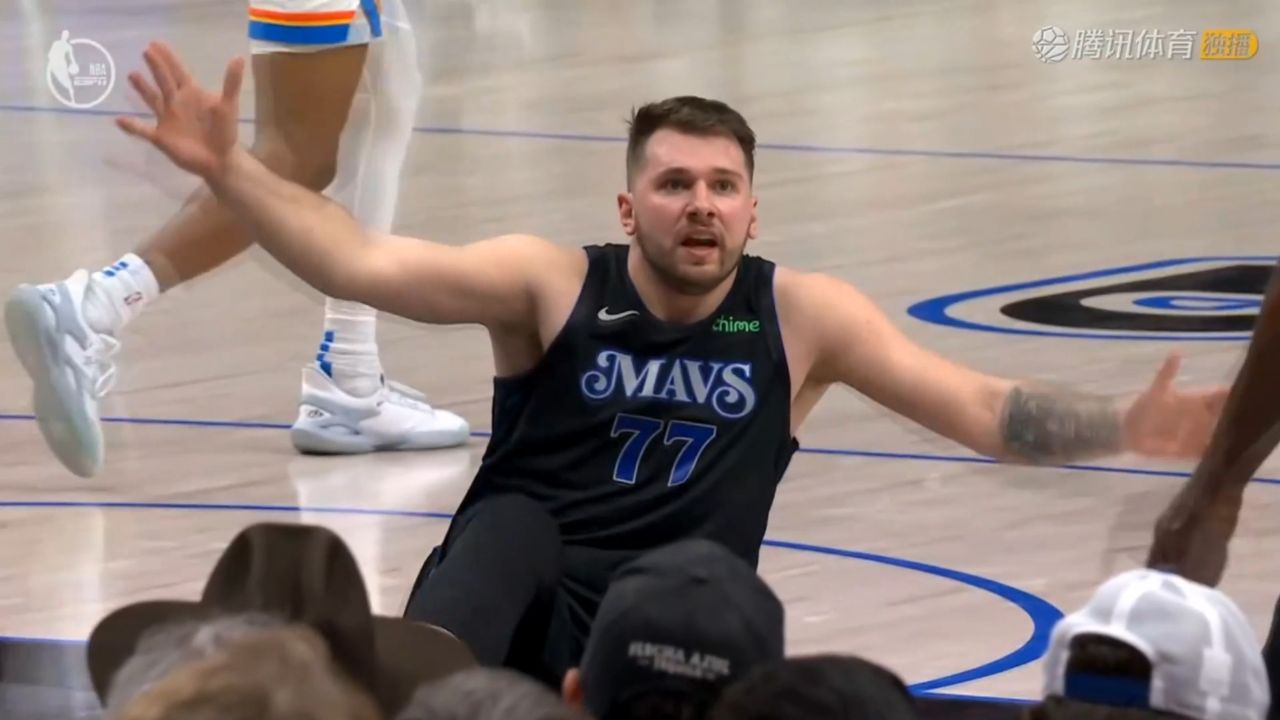 裁判不惯着!东契奇不满判罚 摊手抱怨吃技术犯规