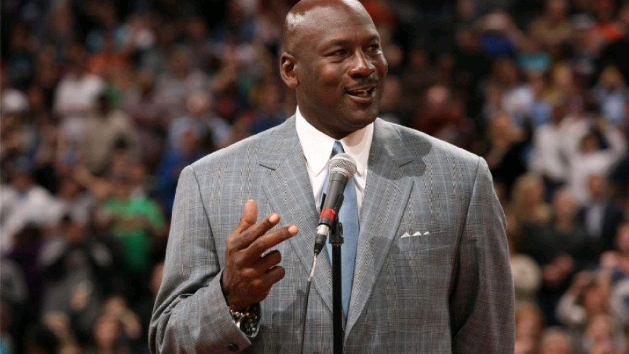 乔丹选秀眼光有多差?钦点水货当状元,逼走球队核心,绝对是nba慈善家