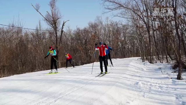 俄罗斯符拉迪沃斯托克市举行越野滑雪比赛