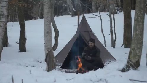 大雪天深林的露营