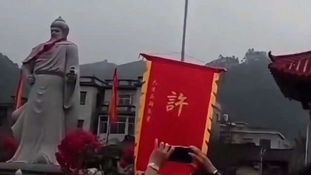 成都许氏许昌培翻唱:许氏一家亲,原唱:许嘉文,视频取材于福建省漳州市马坪许氏祭祖活动,飘虹伴月出品,成都市青白江区姚渡镇红瓦店社区,原...