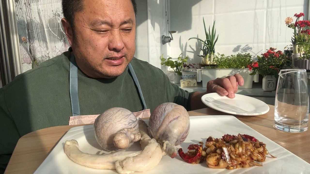 2个水煮羊蛋,半盆洋葱辣酱,大哥一口接一口,听声爽脆鲜嫩馋人