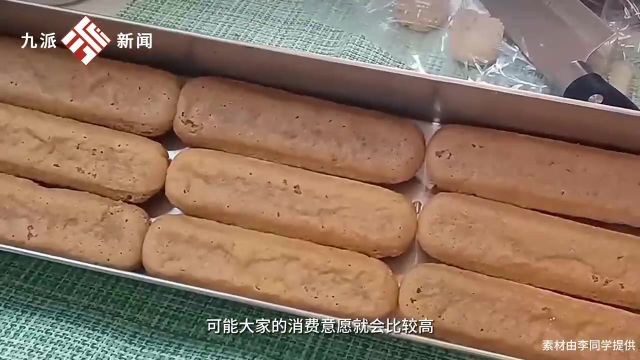 近日,湖北武汉.第一批放假的大学生已经开始摆摊了:食品专业女大学生学以致用卖小蛋糕,每天早上七八点就得起床准备材料