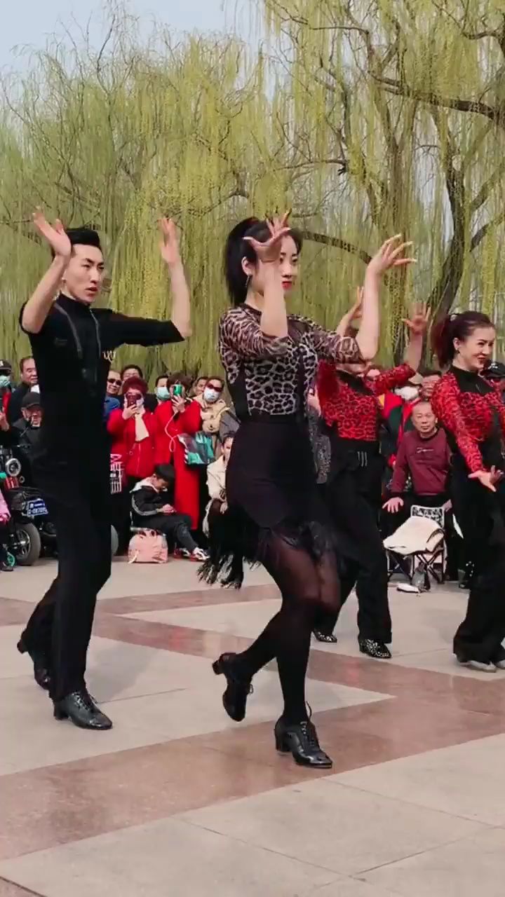 果果不不带学员登场表演新潮吉特巴七套,太棒了!