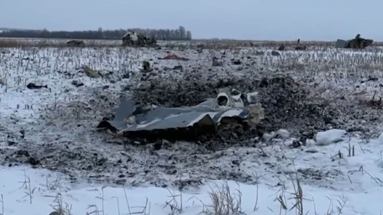 俄伊尔76运输机坠毁 坠机现场曝光:机体剩残骸 碎片散落雪地各处