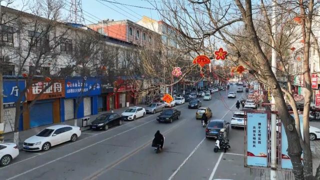 街头挂彩灯 新春年味浓 县住建局精心打造城区春节亮化工程