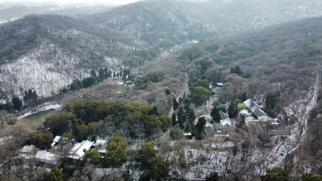 航拍雪后的襄阳古隆中,尘世美景令人赞叹