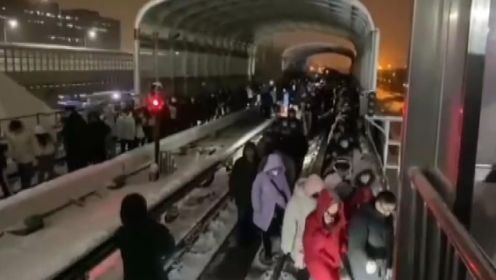 北京地铁昌平线列车追尾事故调查报告公布：18人被追责问责