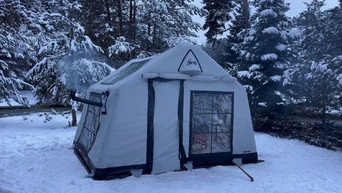 夫妻二人躲在顶豪华帐篷内，观赏着-10℃的雪花飘凌，太享受了
