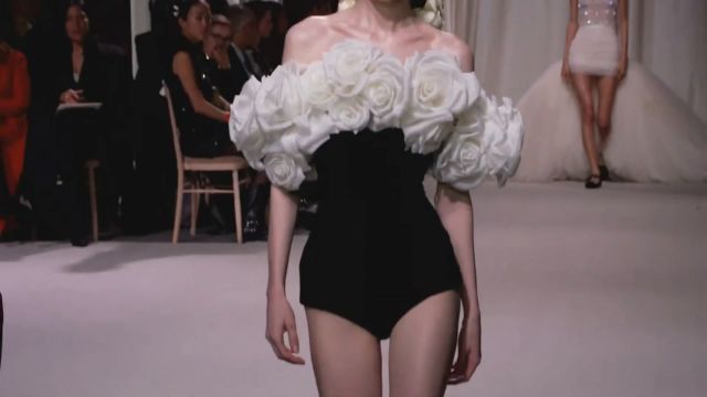 意大利女装品牌Giambattista Valli(詹巴迪斯塔ⷧ“楈驲023年春夏季秀场