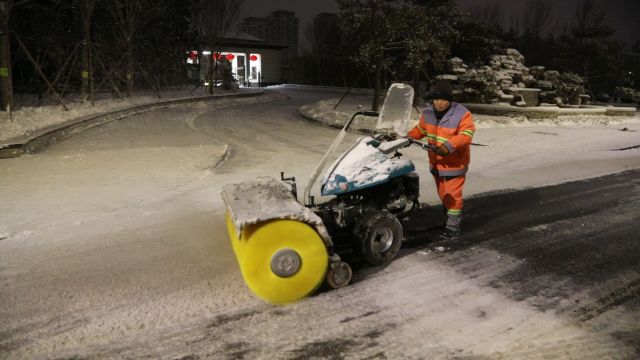 连夜奋战!石家庄市城管系统持续做好低温降雪应对工作