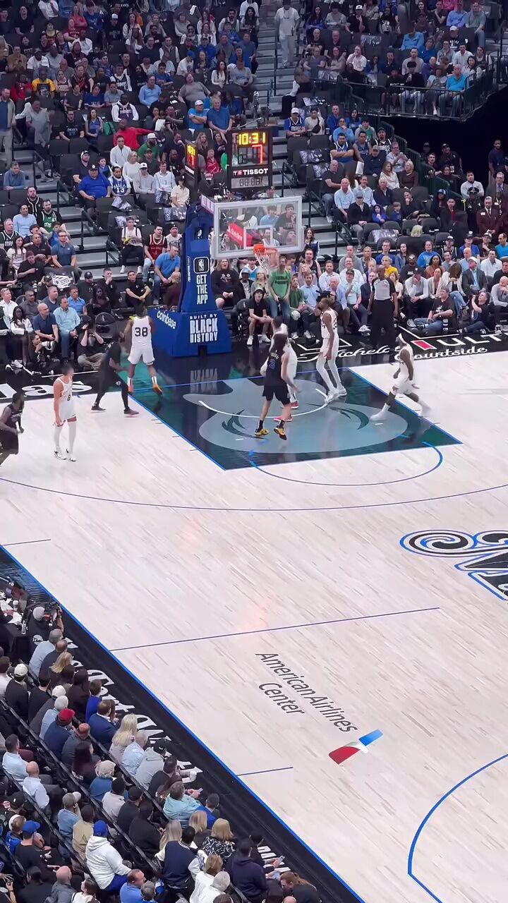 欧文蝴蝶穿插中距离精准命中篮筐#铁铁的nba特辑#欧文#独行侠