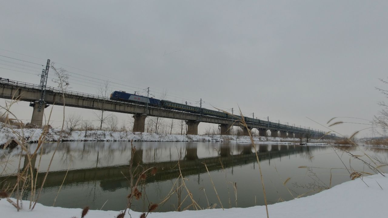 八一号牵引k5621次通过阜淮线桂河大桥