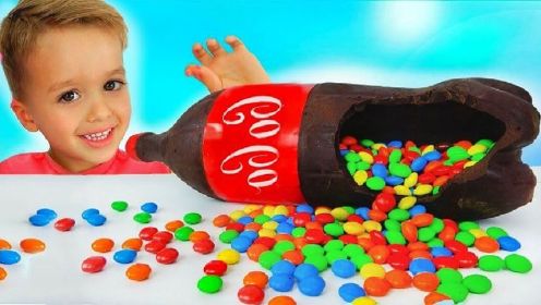 小男孩用神奇的魔法棒，居然把妈妈的可乐变成了彩色糖果！