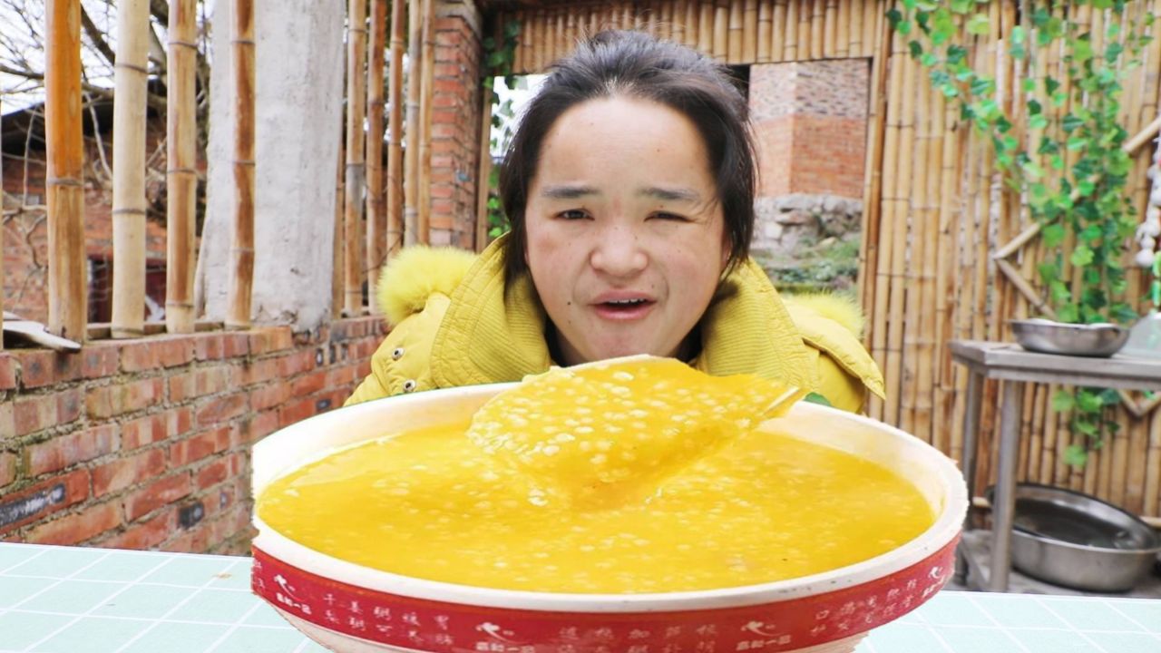 苗大姐听信粉丝的话,熬小米粥喝,加入蜂糖入口丝滑,舒服多了