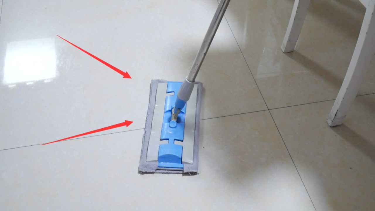 地板总是又湿又脏拖不干净?教你自制清洁剂,拖完不留水渍不落灰
