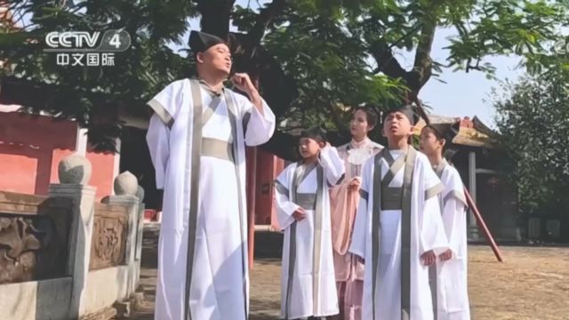 走过状元桥,映入眼帘的大成门东西侧分别是明伦堂名宦祠乡贤祠