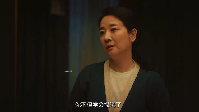 若华一直被妈妈打击和掌控,面对心上人都不敢多想,好在周泽凯主动表白,妈妈得知又开始不断PUA