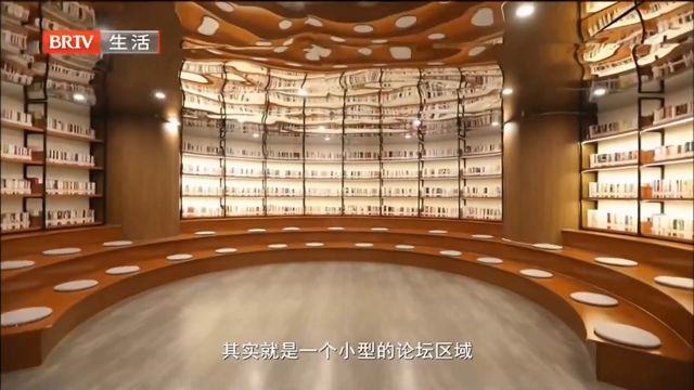 书店还规划了论坛区,方便读者讨论,二楼还开设了艺术展