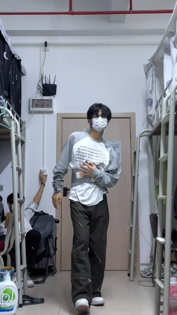 不是男模点不起,而是宿舍更有性价比 #男大学生 #氛围感舞蹈
