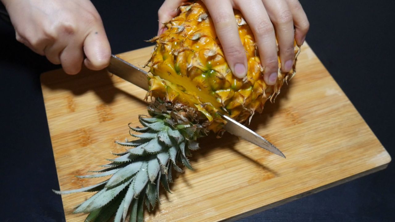 菠萝头一个都别扔,手把手教你种菠萝,方法简单一看就会