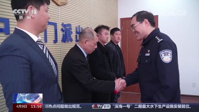 江苏南京 商场保安捡拾39万现金 拾金不昧受表彰