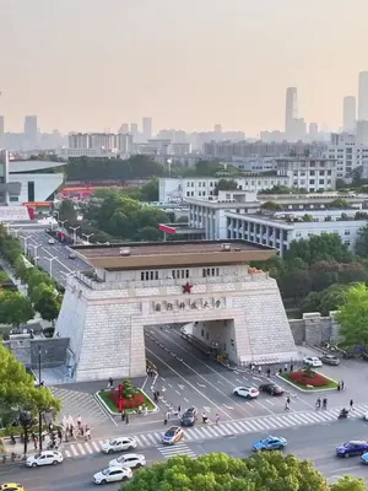 长沙这所大学,校门便透露出它的牛气!#国防科大 #国防科技大学