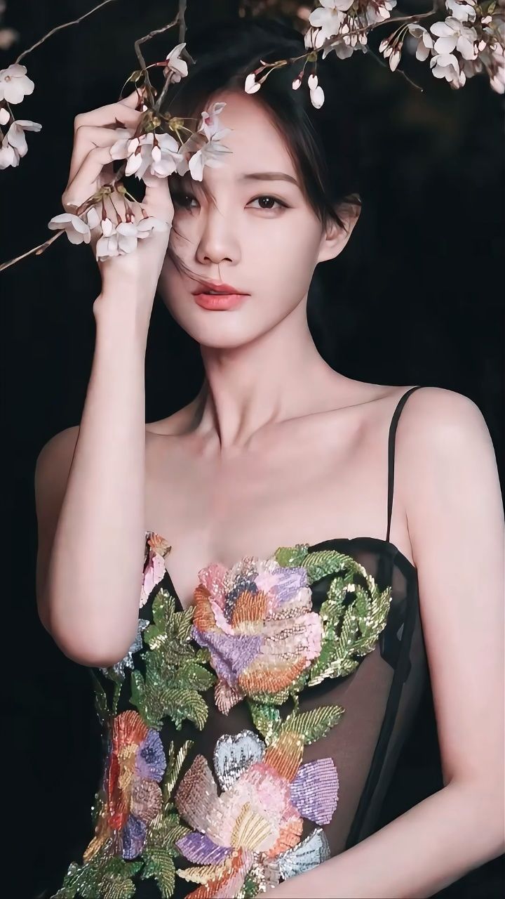 李一桐颜值与实力并存身材很惊艳,展现自信又大方,简直逆天了