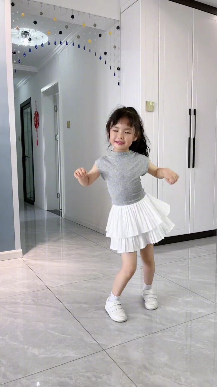 快乐张紫涵: 谁家孩子5岁了,身高115,竟然还在喝奶粉,断都断不掉,应该